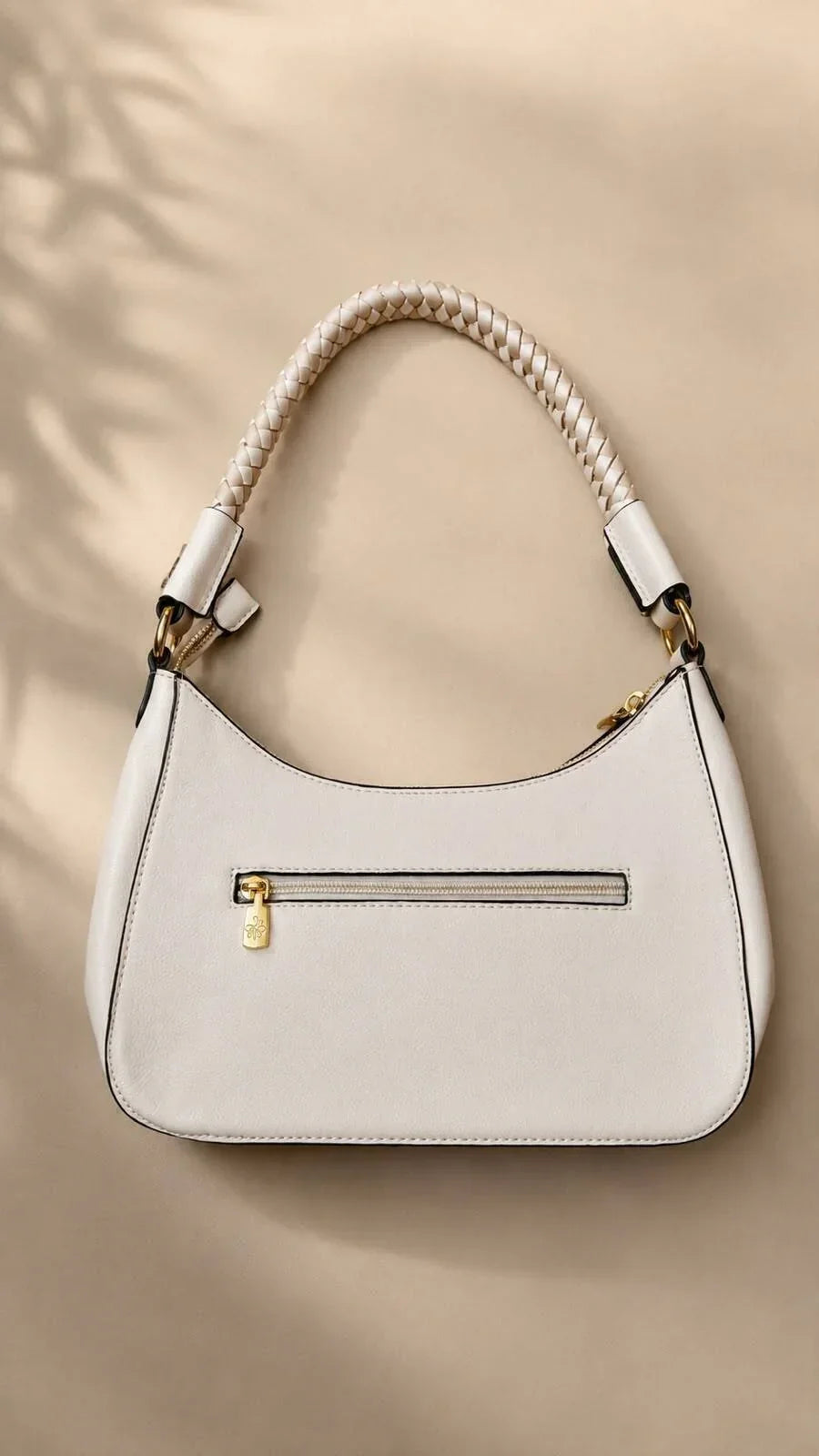 Bolso Hobo Estructurado para Mujer con Asa Trenzada y Detalles Dorados Modelo Brisa de Búzios