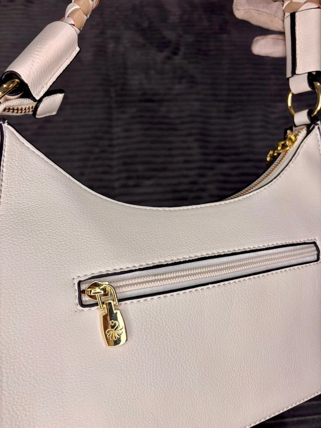 Bolso Hobo Estructurado para Mujer con Asa Trenzada y Detalles Dorados Modelo Brisa de Búzios