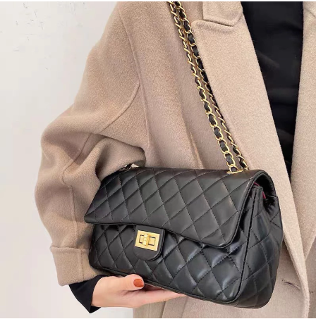 Bolso Bandolera Femenino Matelassé con Cadena Dorada Modelo Copacabana